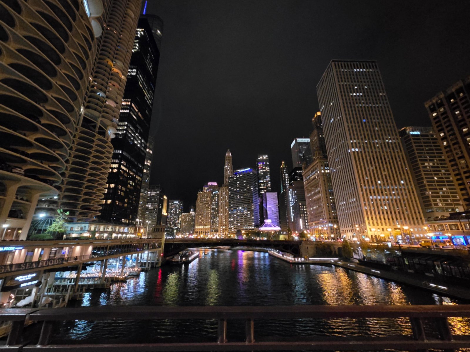 El río Chicago entre los edificios del centro de la ciudad